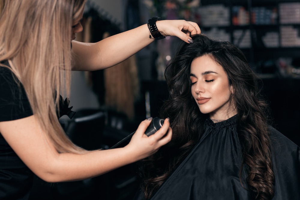Female,Hairdresser,Makes,Hairstyle,On,Young,Woman,With,Brunette,Hair
